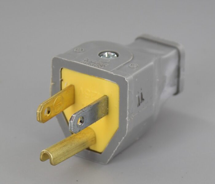 GRAY 3-WIRE GROUNDED THERMOPLASTIC PLUG WITH SCREW TERMINAL CONNECTION